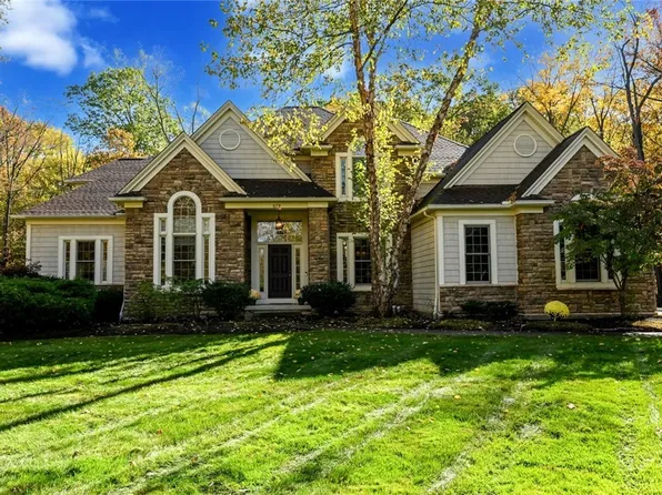 679 Deep Woods Dr, Aurora, OH 44202