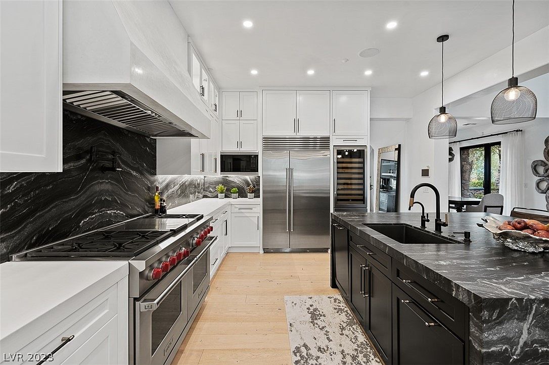 16 Paradise Valley Ct