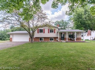 6141 Meadowwood Ln, Grand Blanc, MI 48439