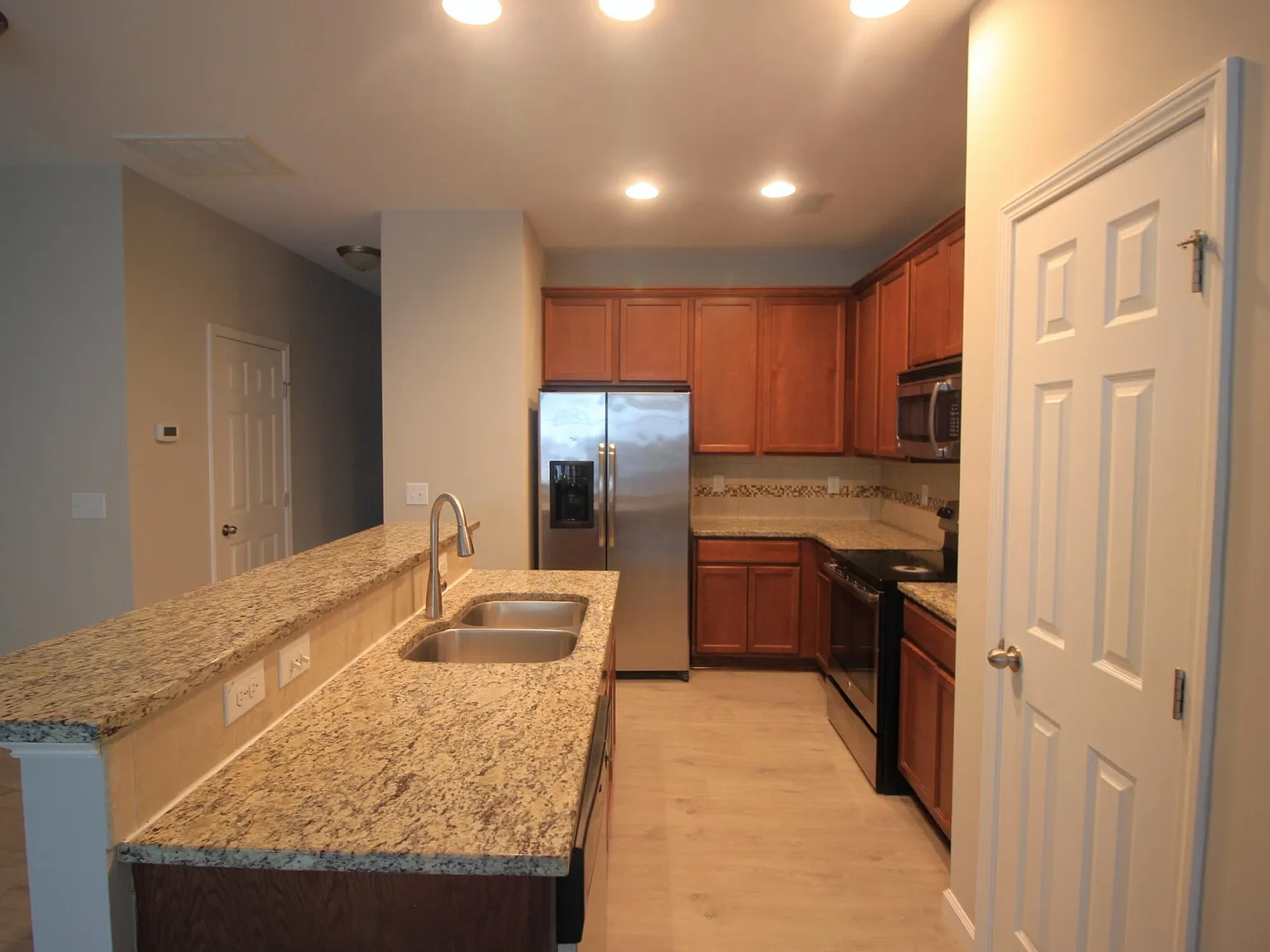 2 bed, 2.5 bath, 1400 sqft, $1,800 — Photo 4