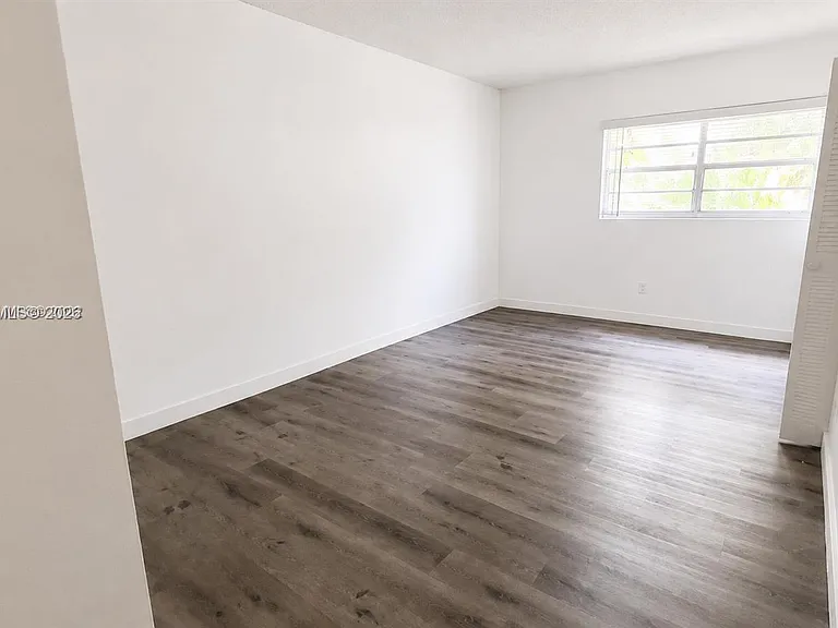 1305 W 53rd St #430 — Photo 4