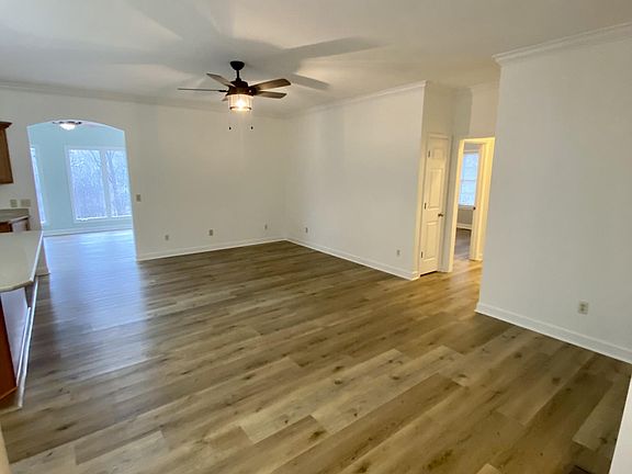 4th image of 930 Hillcrest St