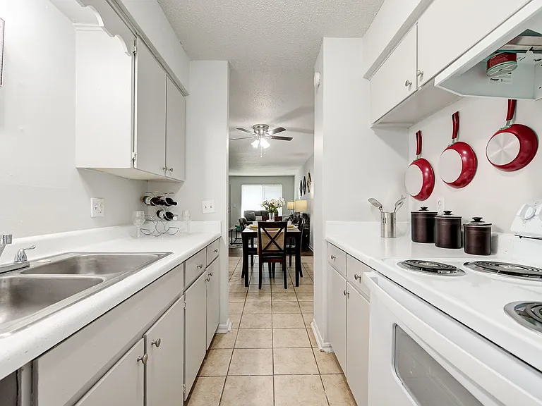The Shelton Apartments- 1/2 Off First Months Rent AND 1/2 Off in June! — Photo 9