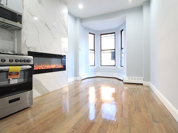 2nd image of 952 Bergen St #F1