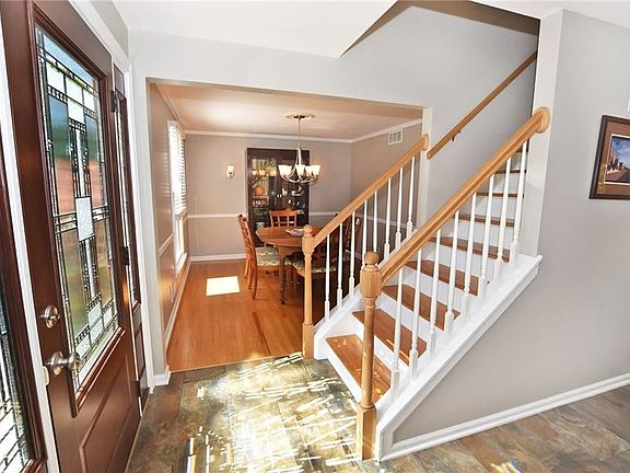 3rd image of 7 Thornwood Cir
