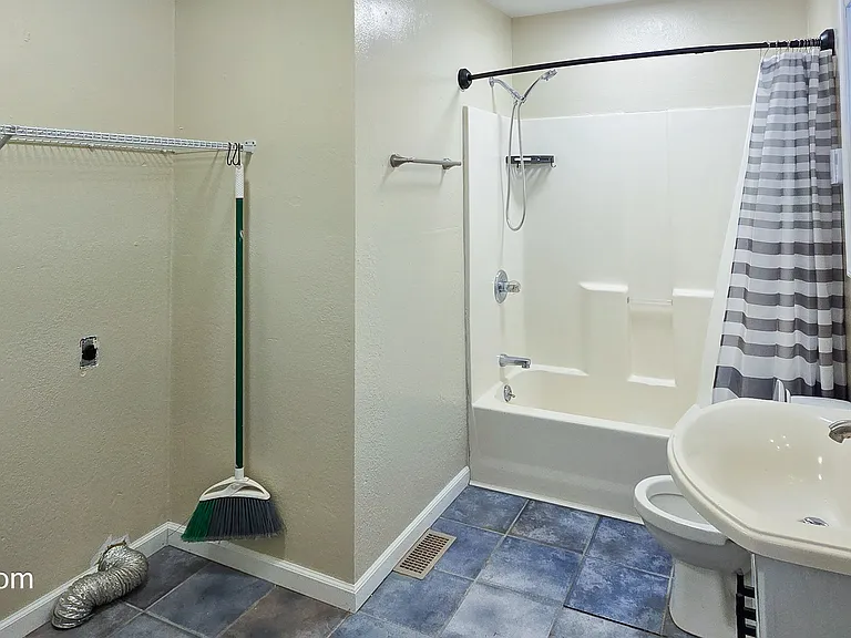Main Bath/Laundry