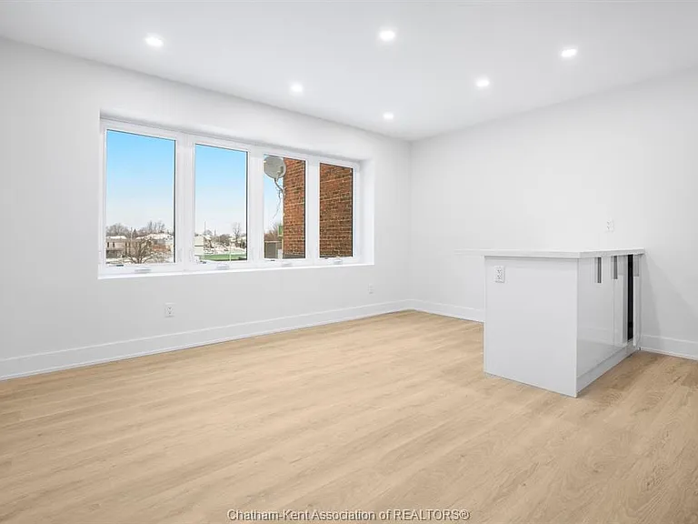 153 King St W #6 — Photo 4