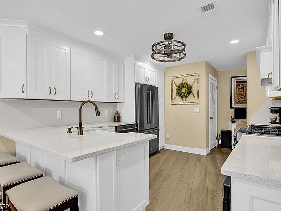 4th image of 105 Riveredge Dr