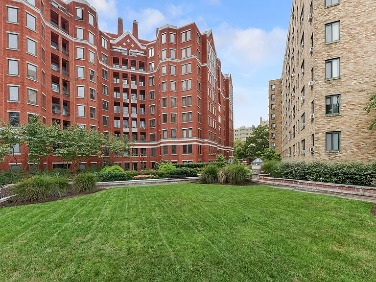 The Saratoga Apartments — Photo 31