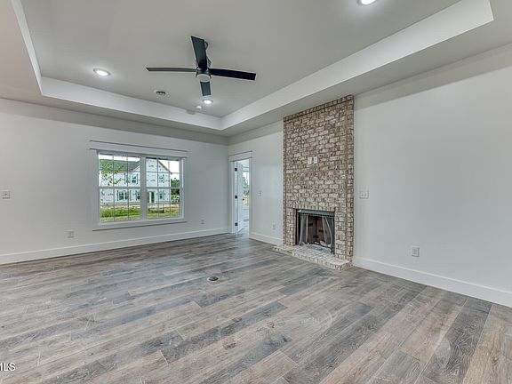 4th image of 625 E Main St