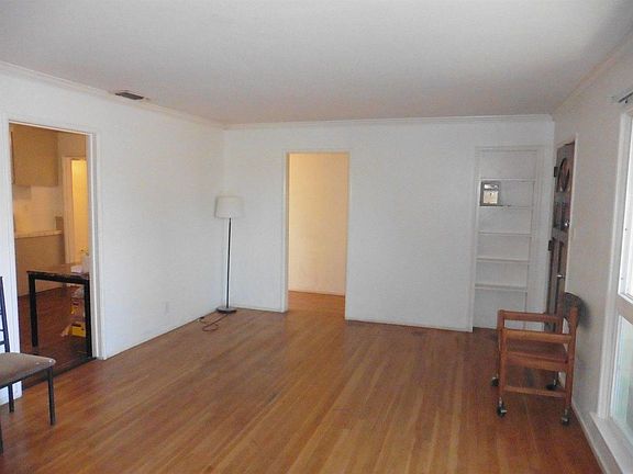 3rd image of 1413 W Saginaw Way