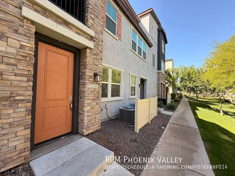 Building Photo - 2348 E Huntington Dr