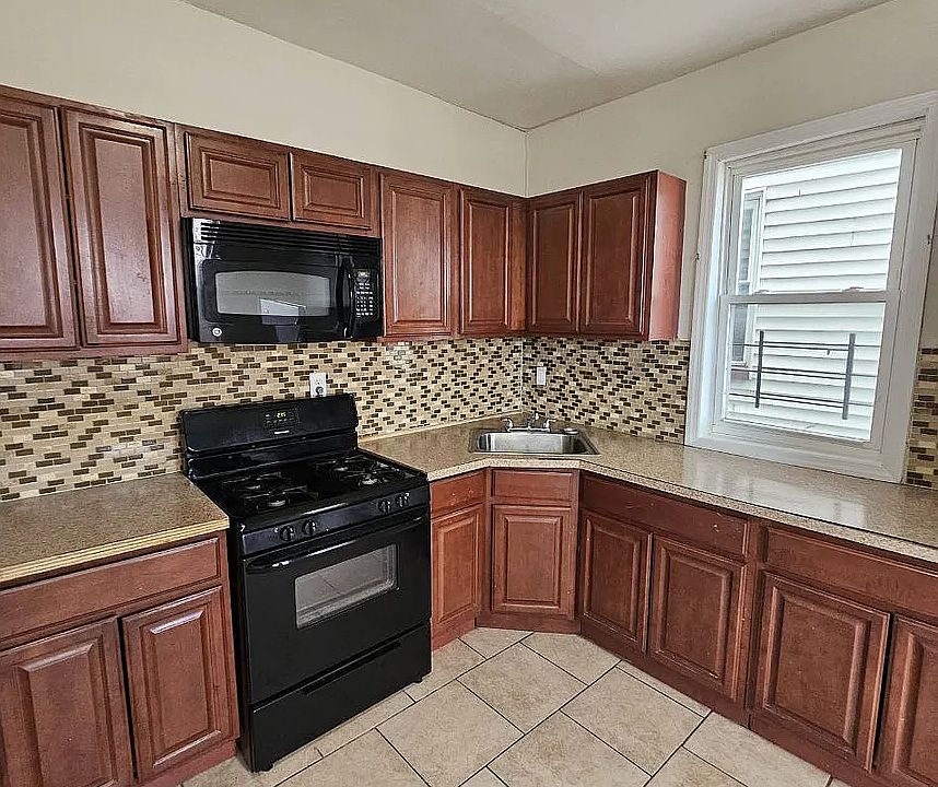 1st image of 140 Johnson Ave #2