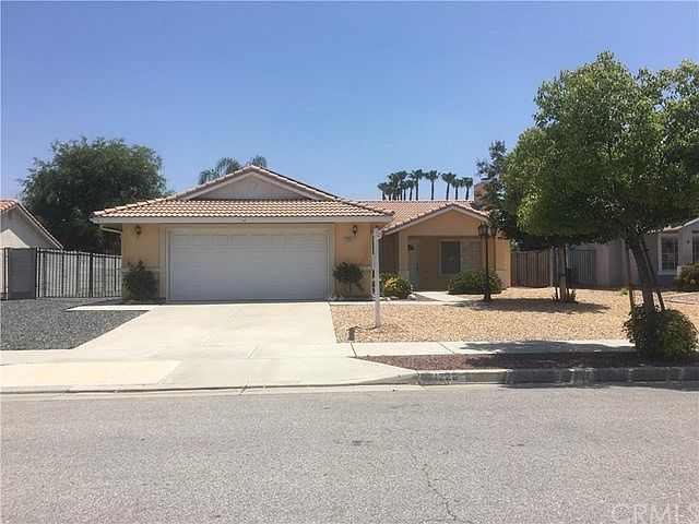 YOUR CREAN ACRES NEW HOME. WIDER STREET FOR EASIER MANUEVERING YOUR RV INTO ITS GATED PARKING SPOT ALONGSIDE YOUR HOUSE. 3 BD/2Ba UPGRADED AND UPDATED HOME. ALL METAL FRAME CONSTRUCTION & SUPERIOR INSULATION PLUS DUAL PANE WINDOWS AND SOLAR POWER MAKE FOR
