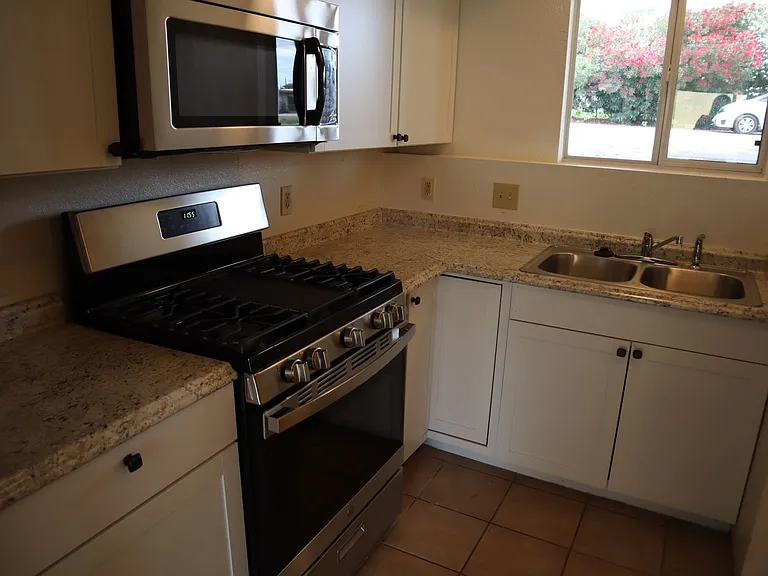 4241 Plaza Oro Loma #B — Photo 5