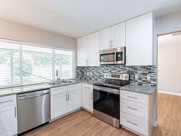 110 W Seldon Ln — Photo 9