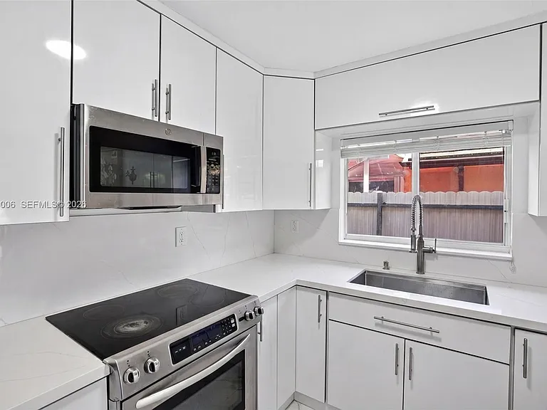 14102 SW 167th Ter — Photo 7