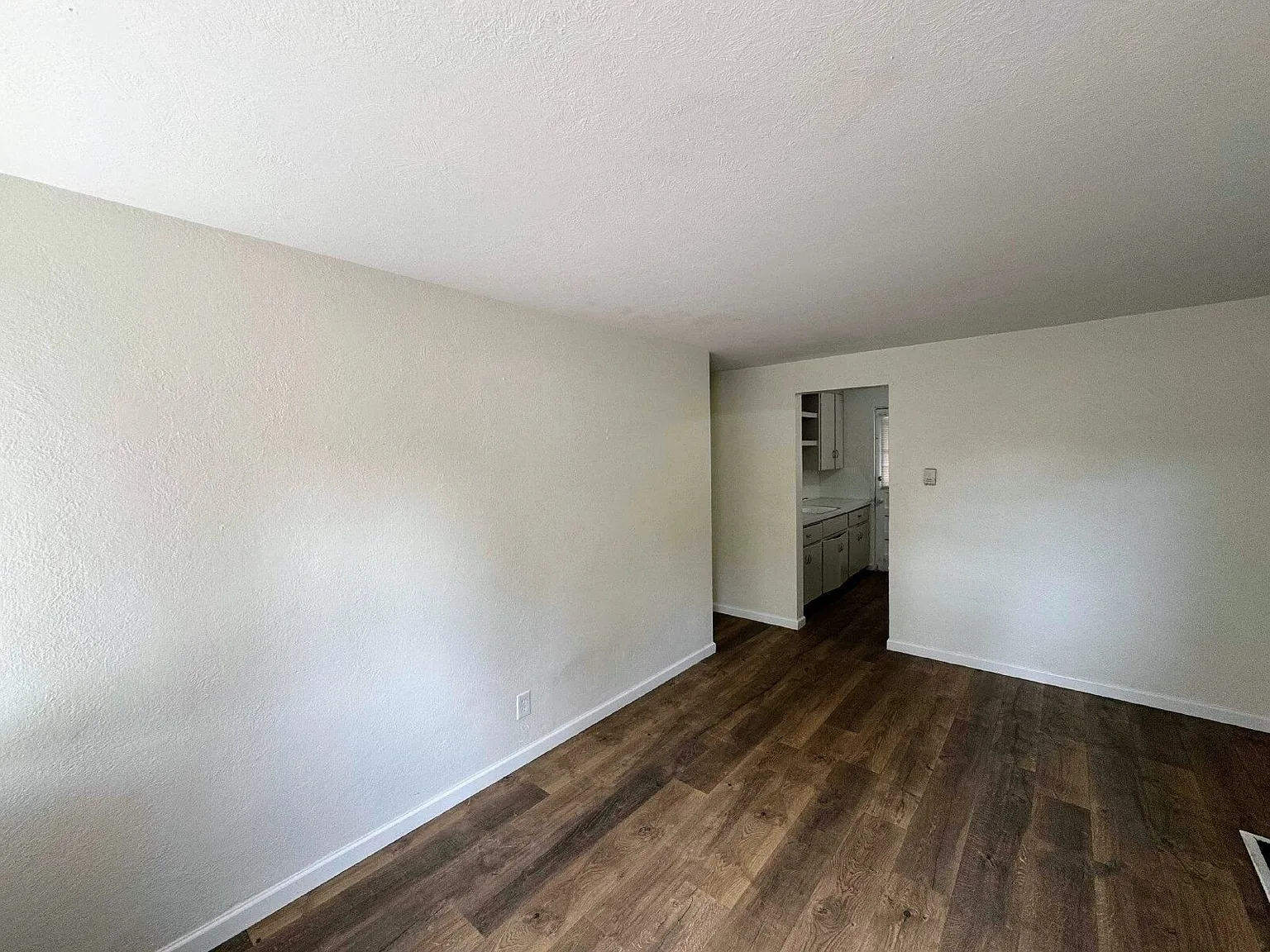 1 bed, 1.0 bath, 450 sqft, $995 — Photo 2