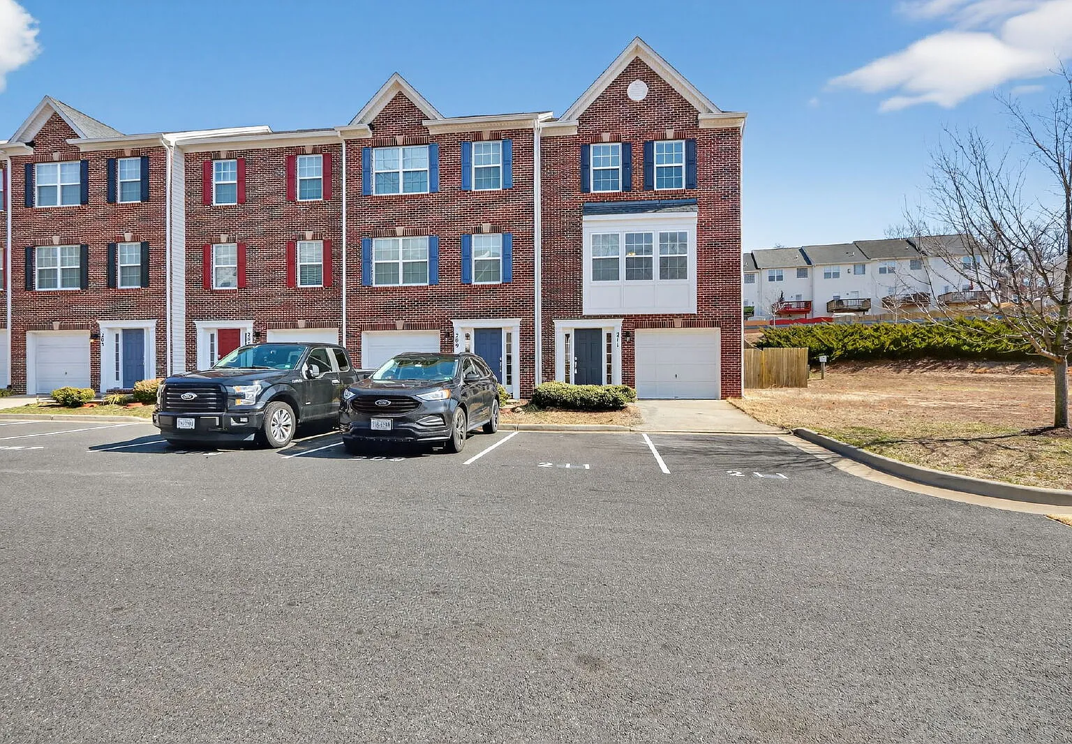 3 bed, 4.0 bath, $2,500 — Photo 1