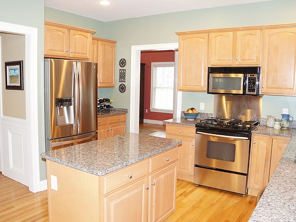 4th image of 107 Fieldstone Dr