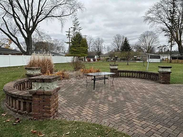 1798 Chateau Dr — Photo 2