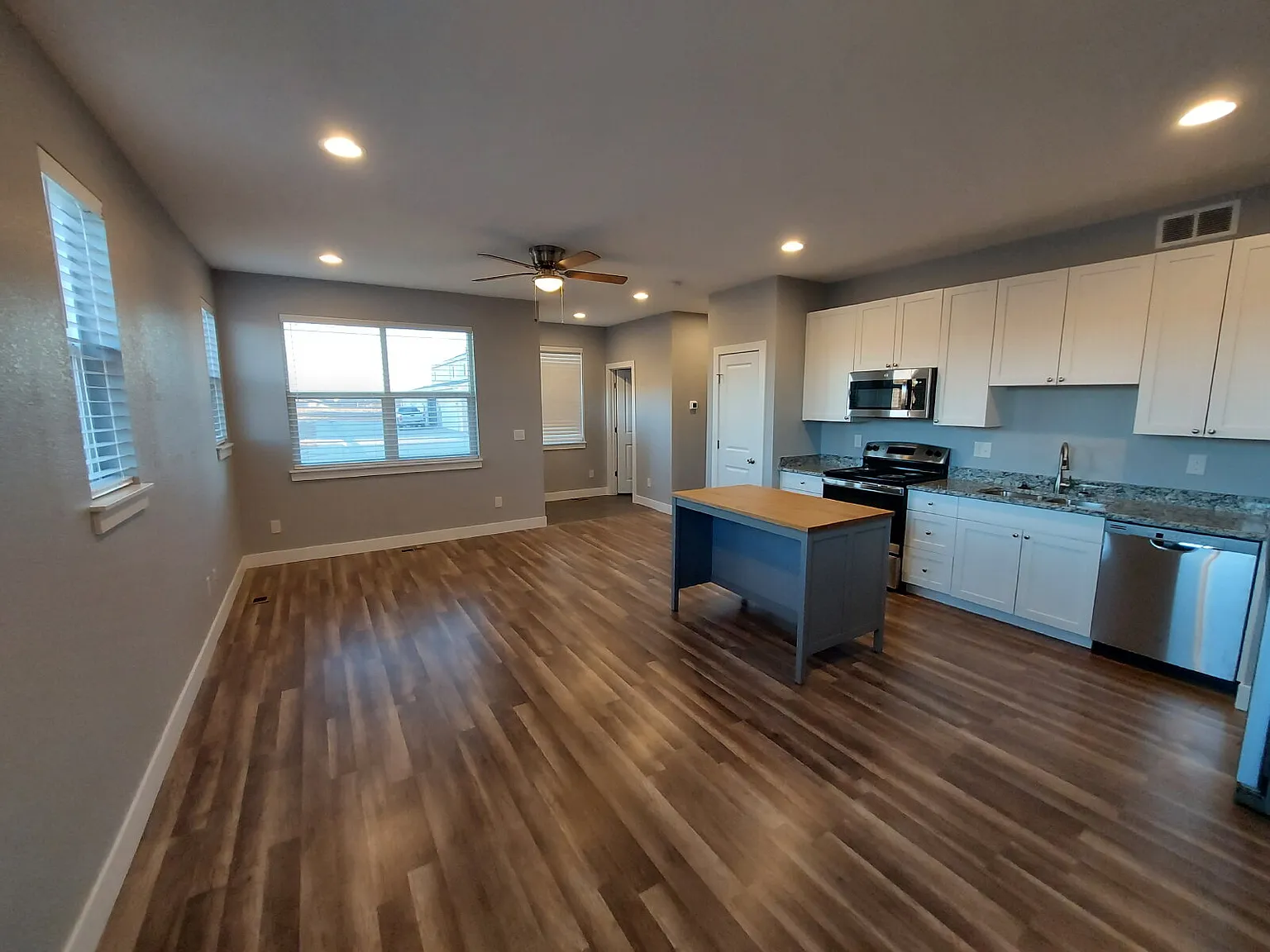 2 bed, 1.5 bath, 1282 sqft, $1,720 — Photo 3