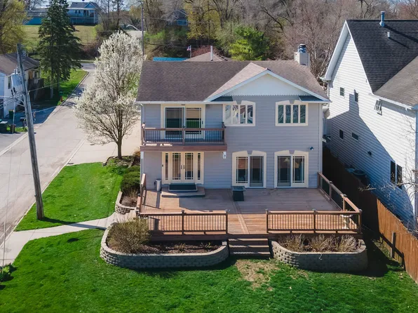 4 N Maple Ave, Fox Lake, IL 60020