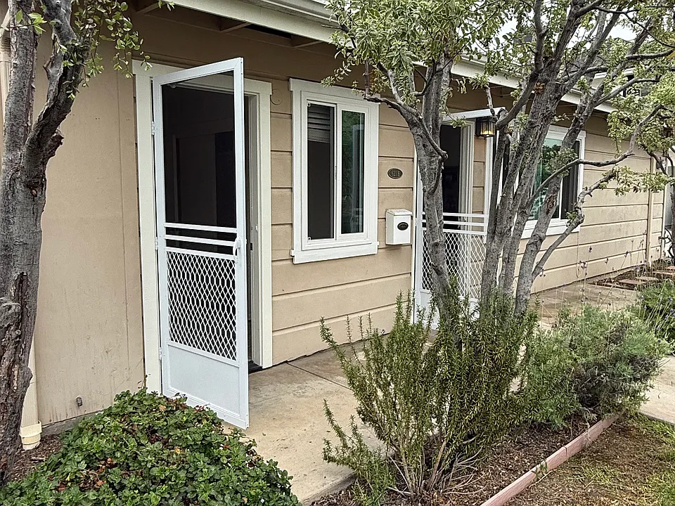 621 Larkspur Ave #1/2