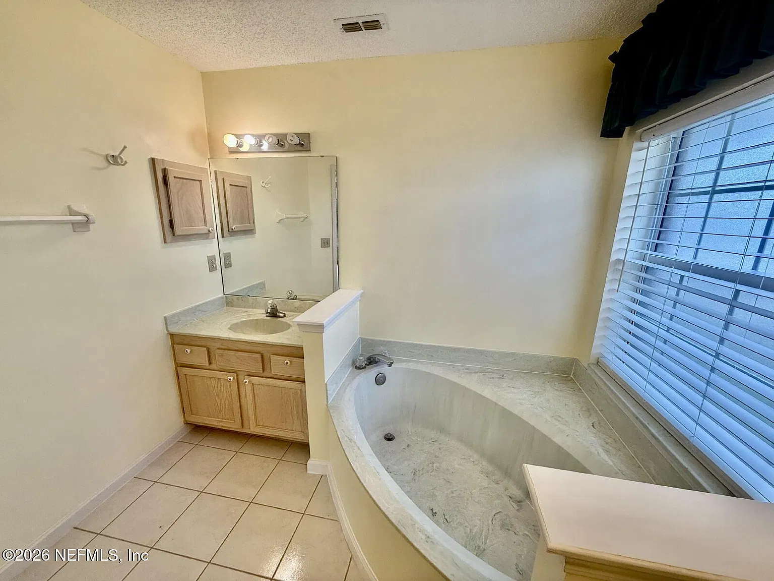 3 bed, 2.0 bath, 1957 sqft, $2,000 — Photo 4