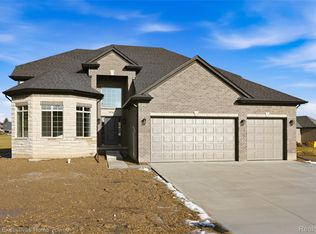 35701 Strongford Dr, New Baltimore, MI 48047