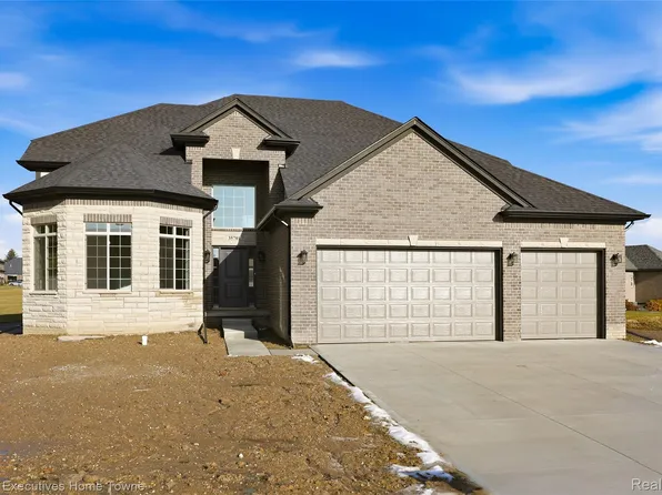 35701 Strongford Dr, New Baltimore, MI 48047