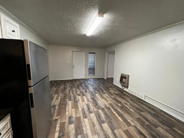 423 N Main St — Photo 8