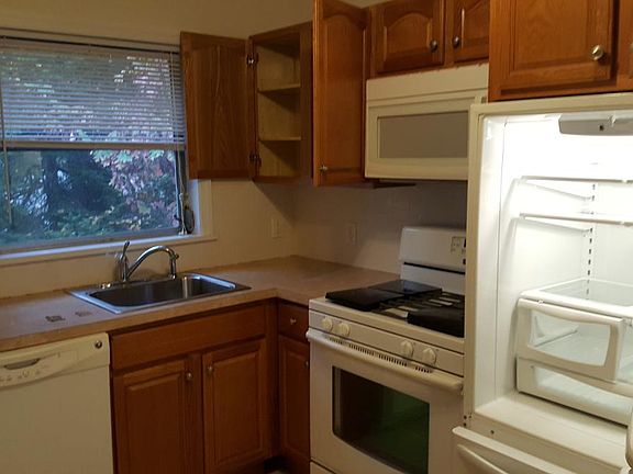 4th image of 53 Essex Ave