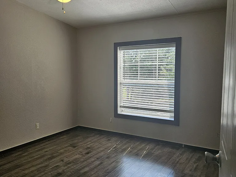 Oak Creek Dr — Photo 23