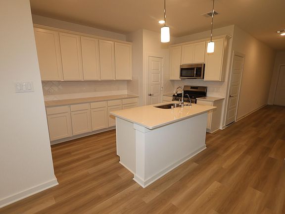 3rd image of 1611 Birch Wood Dr