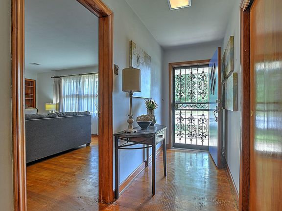 3rd image of 2212 Memorial Ct