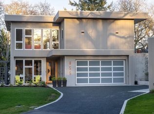 855 Runnymede Pl, Oak Bay, BC V8S2V8