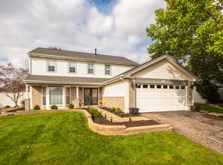 890 Waco Dr, Carol Stream, IL 60188