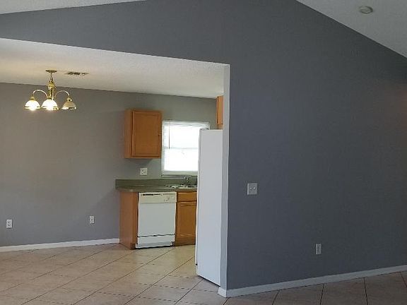 3rd image of 541 SW Lairo Ave