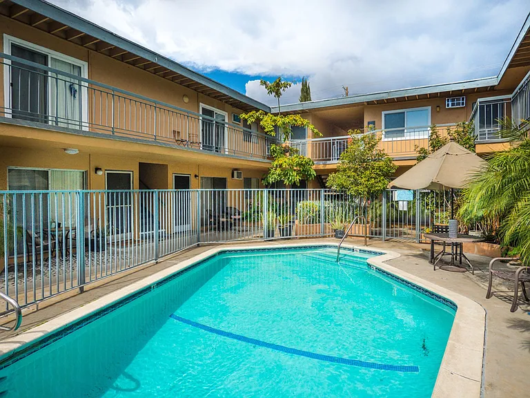 10736 Magnolia Blvd — Photo 5