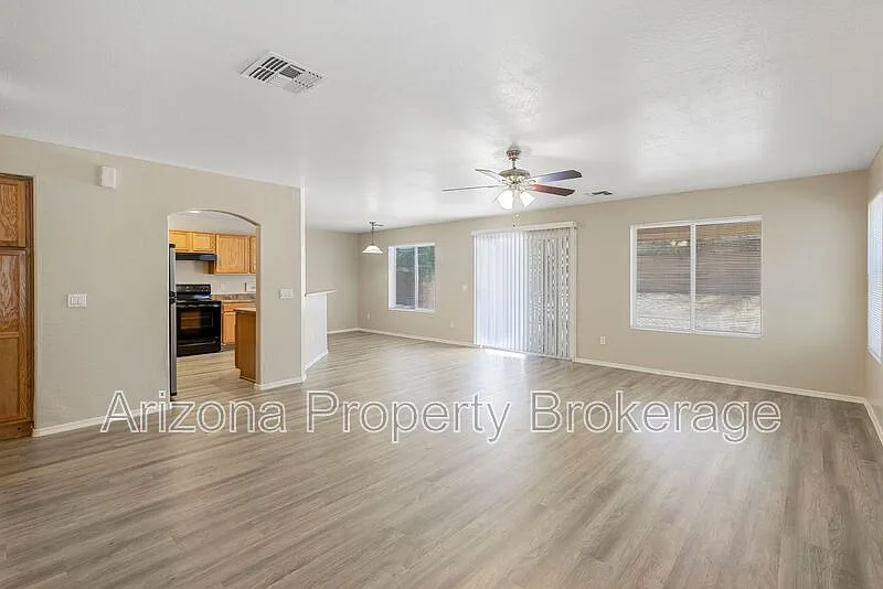 4 bed, 3.0 bath, 2337 sqft, $1,850 — Photo 4
