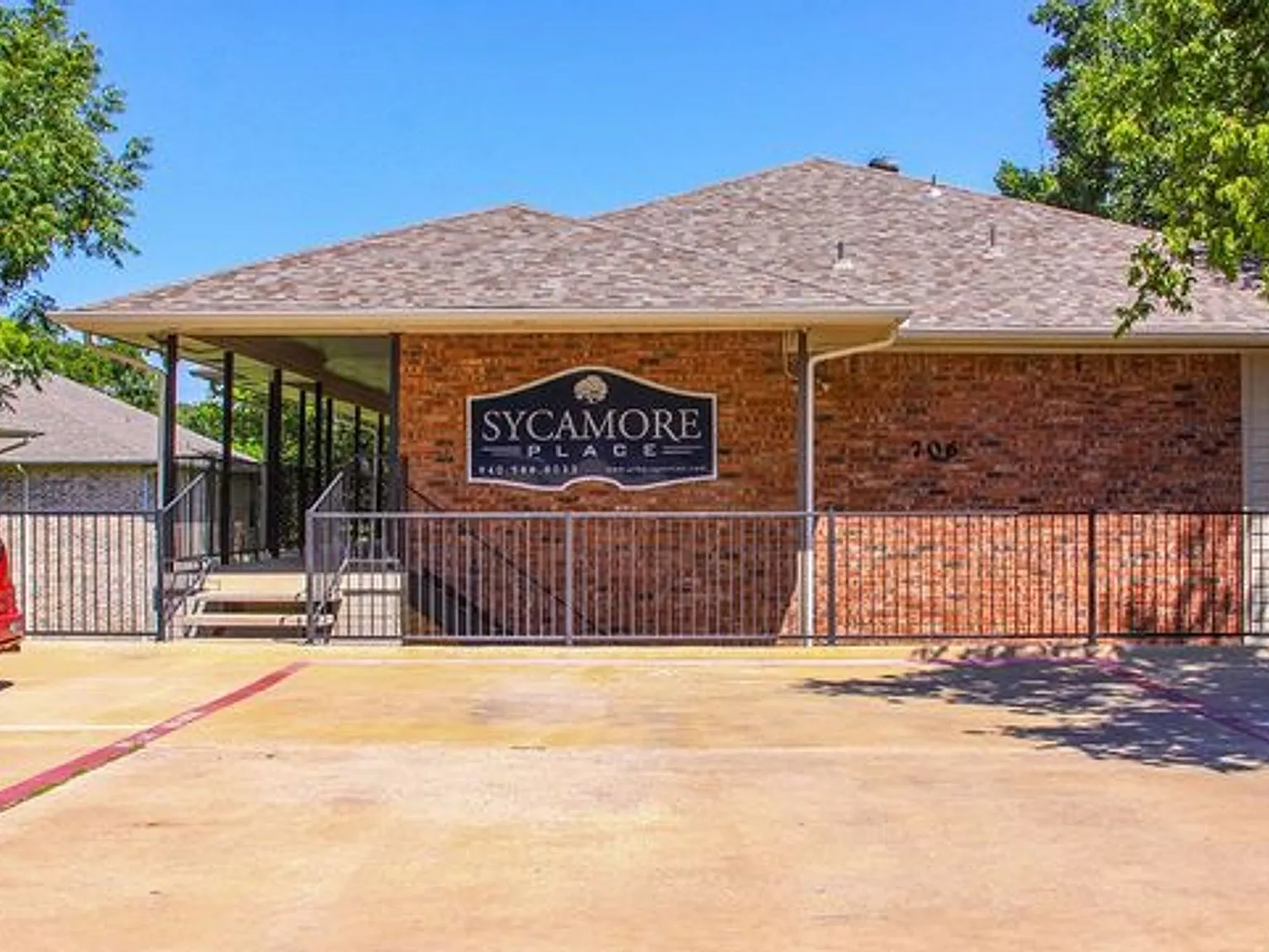 Sycamore Place Apartments - 1 & 2 Bedroom Apartments - Walking distance to University of North Texas — Photo 2