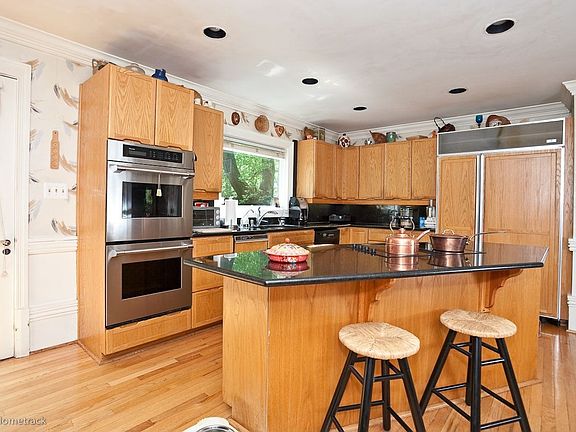 Kitchen: granite, JennAir, Sub0