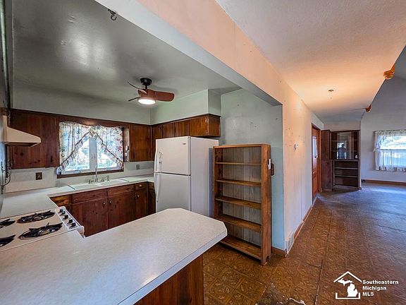 4th image of 1592 Stewart Rd