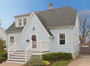216 S Hi Lusi Ave, Mount Prospect, IL 60056