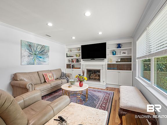 5th image of 212 Pinecrest Ln