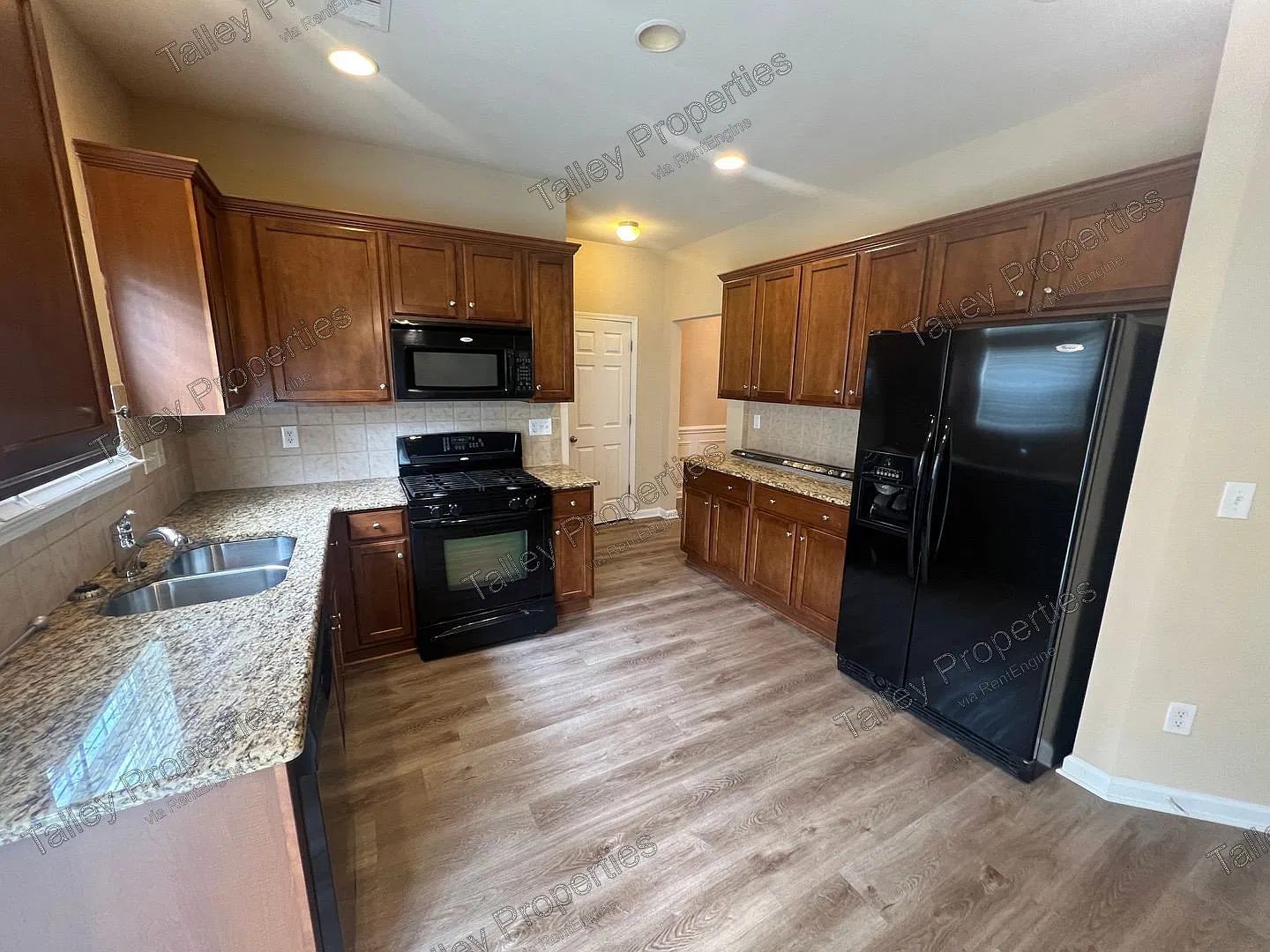 4 bed, 2.5 bath, 1867 sqft, $2,349 — Photo 2