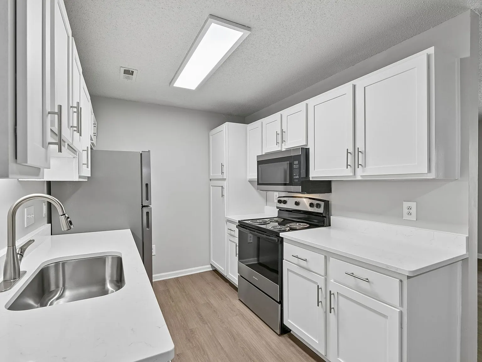 Sharon Oaks Apartments — Photo 2