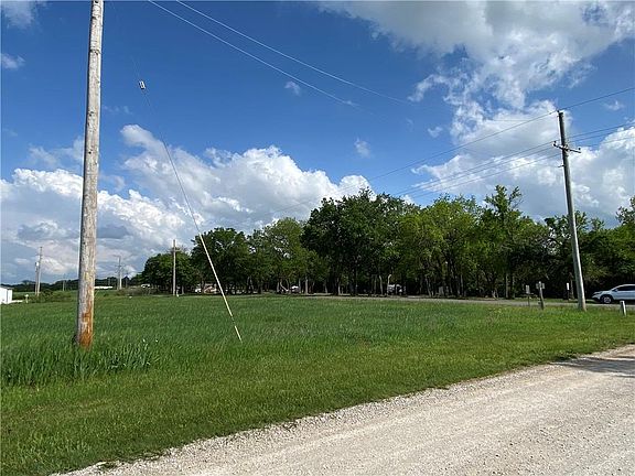3rd image of 2 Willow Ln