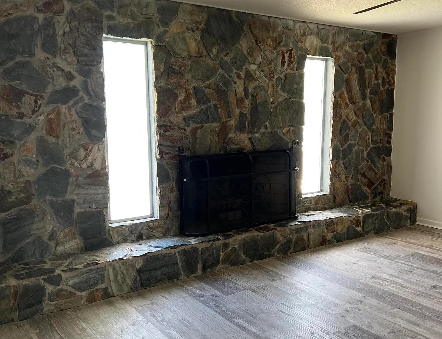 3 bed, 2.0 bath, 1687 sqft, $2,100 — Photo 2